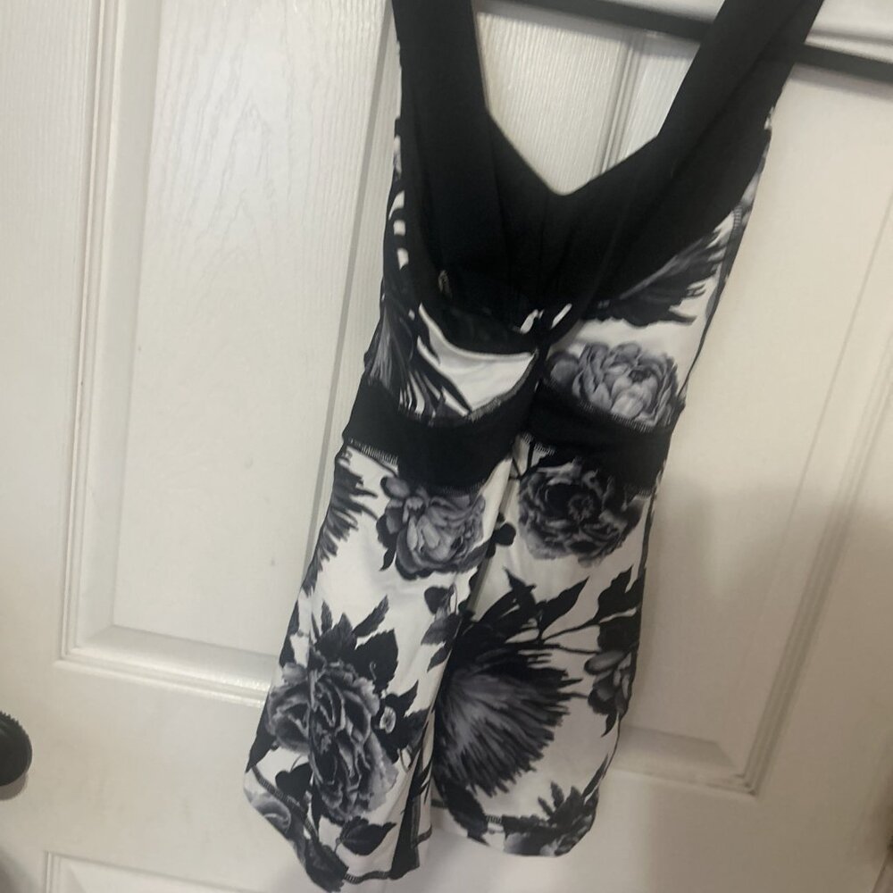 Lululemon Top Women 8 Black Yoga Gym Crossfit Gorpcore Gym Beach Resort Floral - Picture 4 of 5